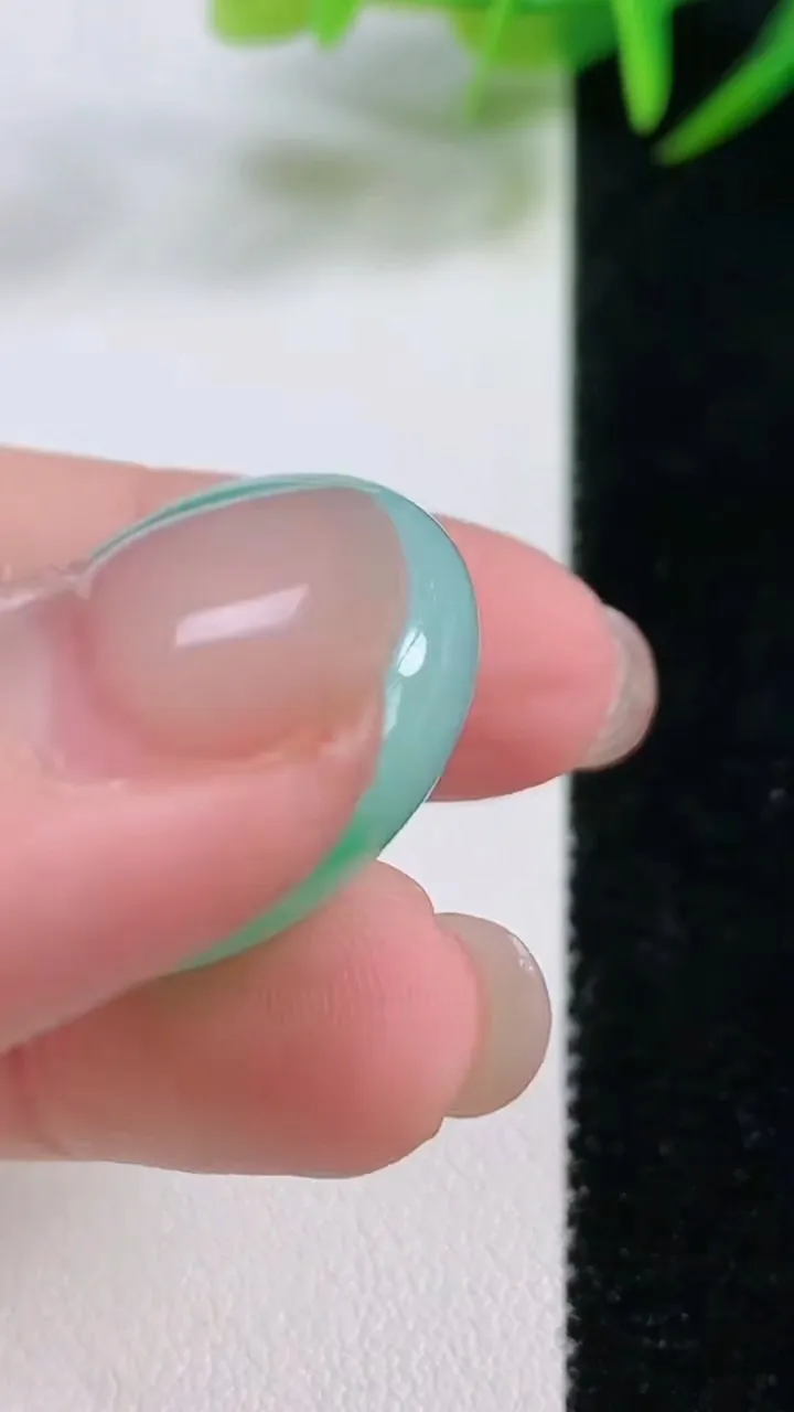 天然A货翡翠平安扣吊坠，尺寸25.5-10.4，重量:14.99g
11月26日