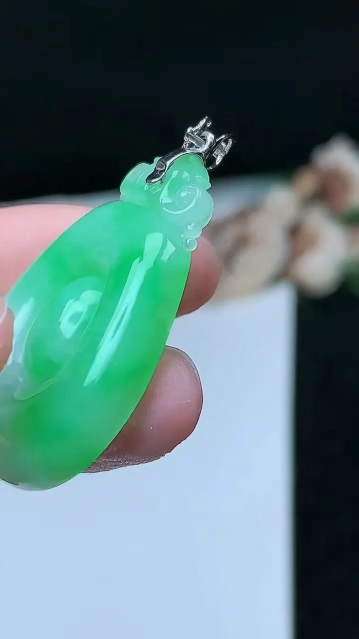 天然A货翡翠福贝吊坠，尺寸34.4-24-5.2，重量:8.00g
11月26日