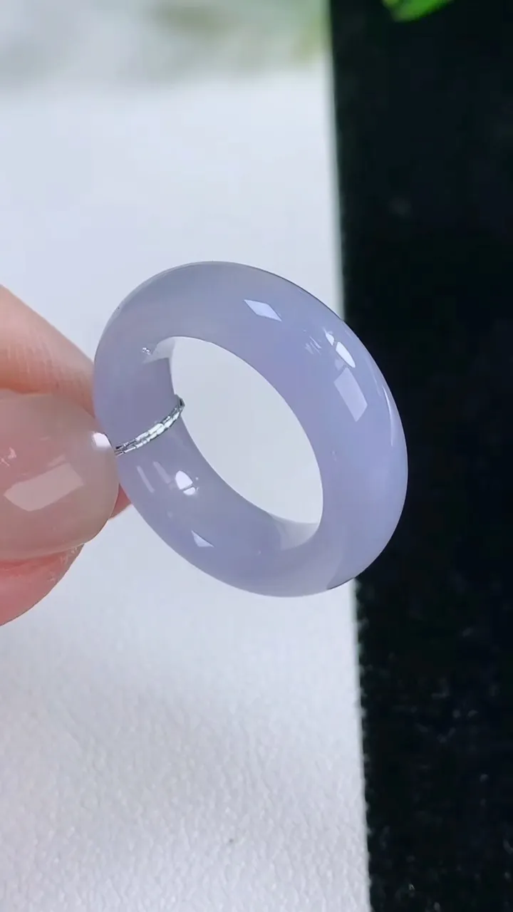 天然A货翡翠紫罗兰指环戒指，尺寸16-6.3-3.8，重量:4.66g2025年11月26日
工厂直销收藏佳品,种好水足，色泽均匀，有种有色，上手高大气！