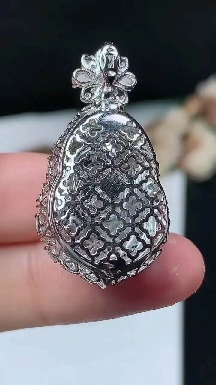 天然A货翡翠葫芦吊坠，尺寸34.6-18.7-12.3裸石19.4-14.6，重量:7.95g
11月26日