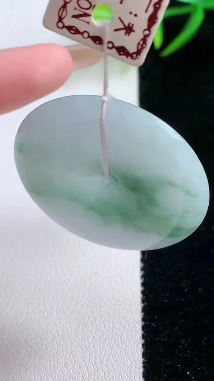 天然A货翡翠飘花平安扣吊坠，尺寸36.8-6，重量:17.82g
11月26日