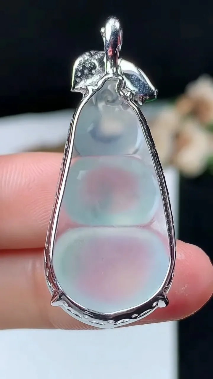 天然A货翡翠福豆吊坠，尺寸32.9-16.8-9.4，重量:6.33g
11月26日