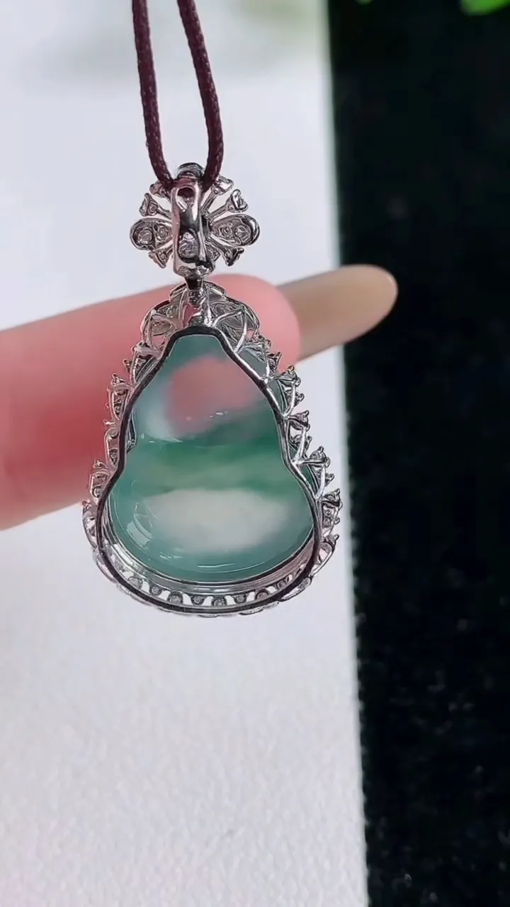 天然A货翡翠种飘花葫芦吊坠，尺寸28.8-15.6-10.4，裸石17.5-13重量:3.53g
11月26日