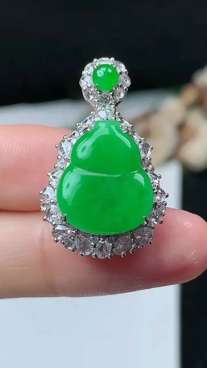 天然A货翡翠葫芦吊坠，尺寸29.3-18-10，裸石16-13，重量:5.90g
11月26日