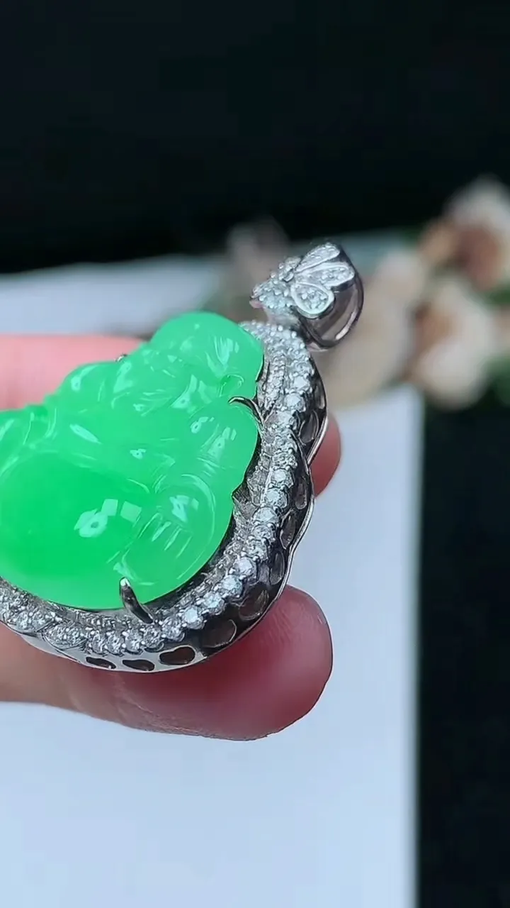 天然A货翡翠佛公吊坠，尺寸35-29-10.7，裸石22.8-26.4，重量:10.85g
11月26日