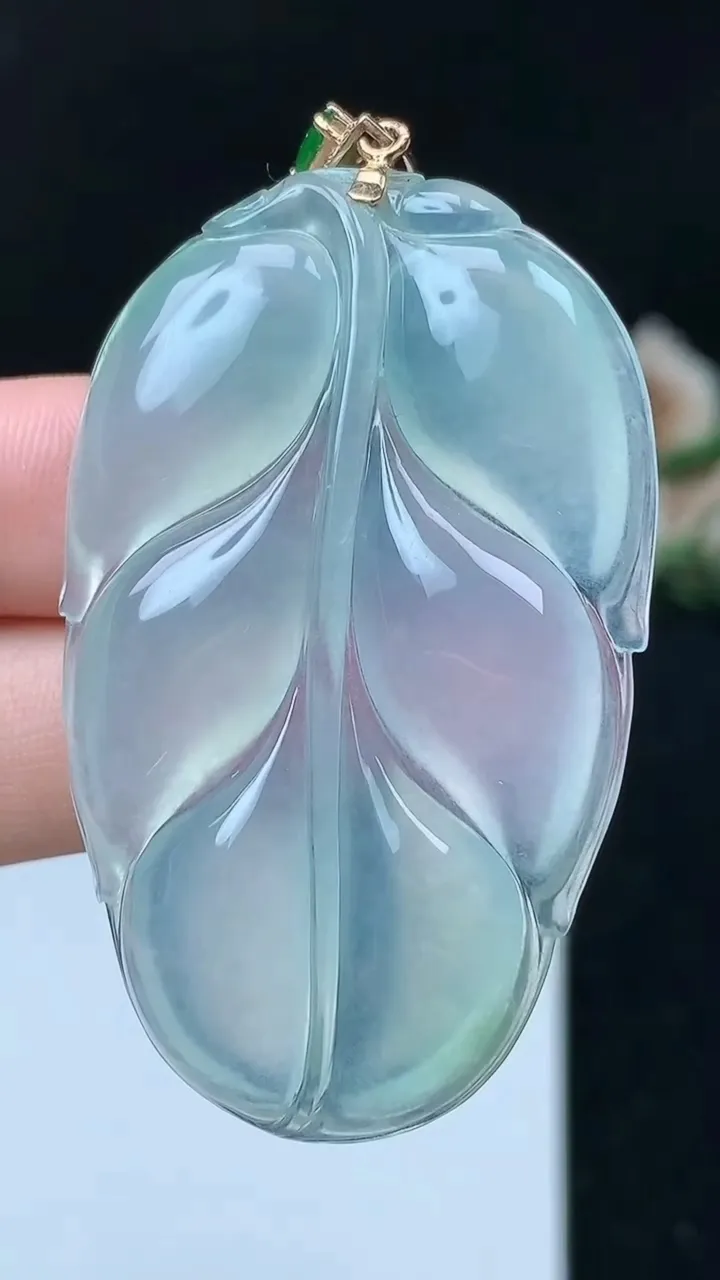 天然A货翡翠白冰金枝玉叶 叶子吊坠，尺寸51.8-32.8-5.5，重量:17.82g
11月26日