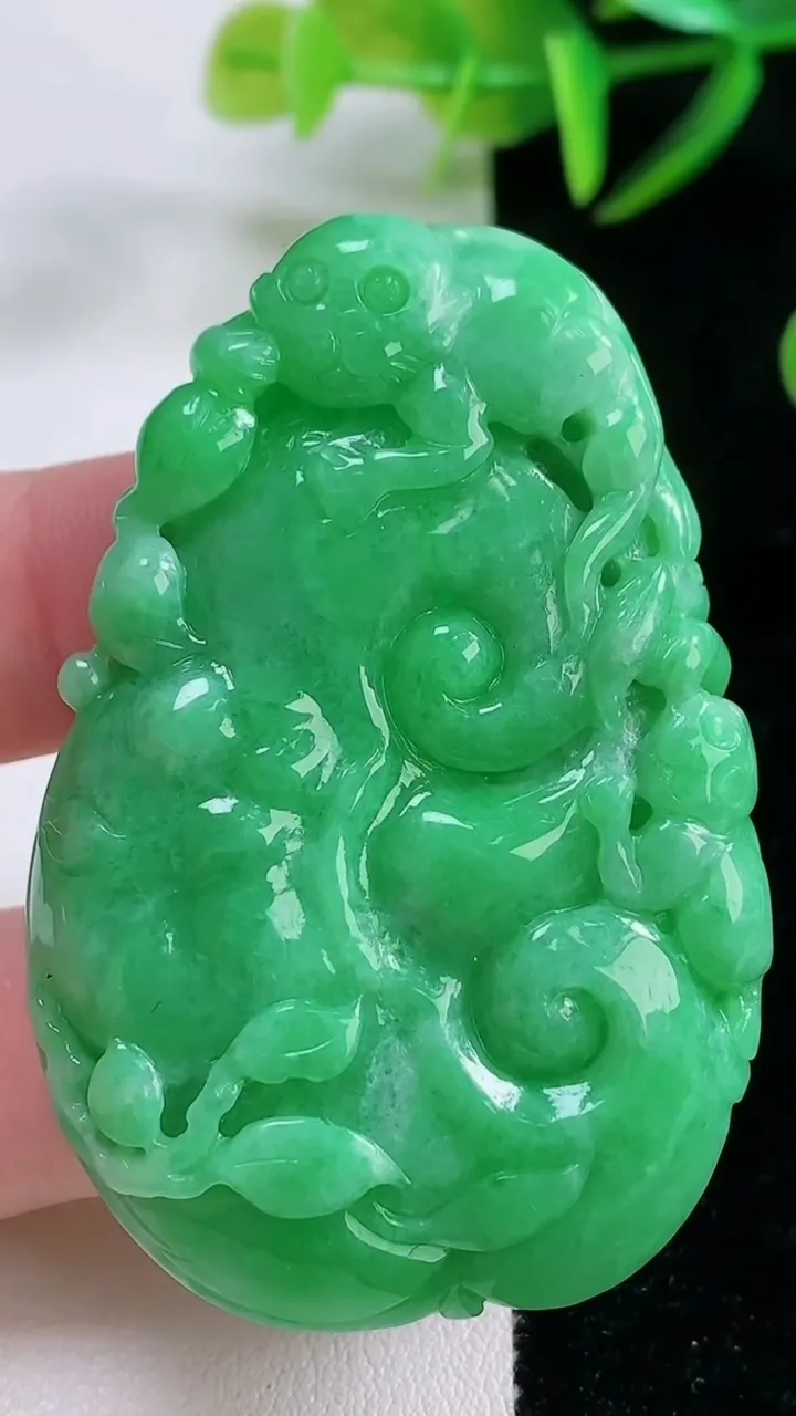 天然A货翡翠如意吊坠，尺寸56.3-37.2-8.4，重量:35.88g
11月26日