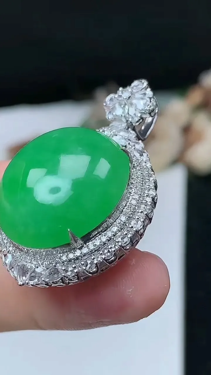 天然A货翡翠蛋面吊坠，尺寸39-25.5-17.7，裸石21-20.5，重量:15.39g
11月26日