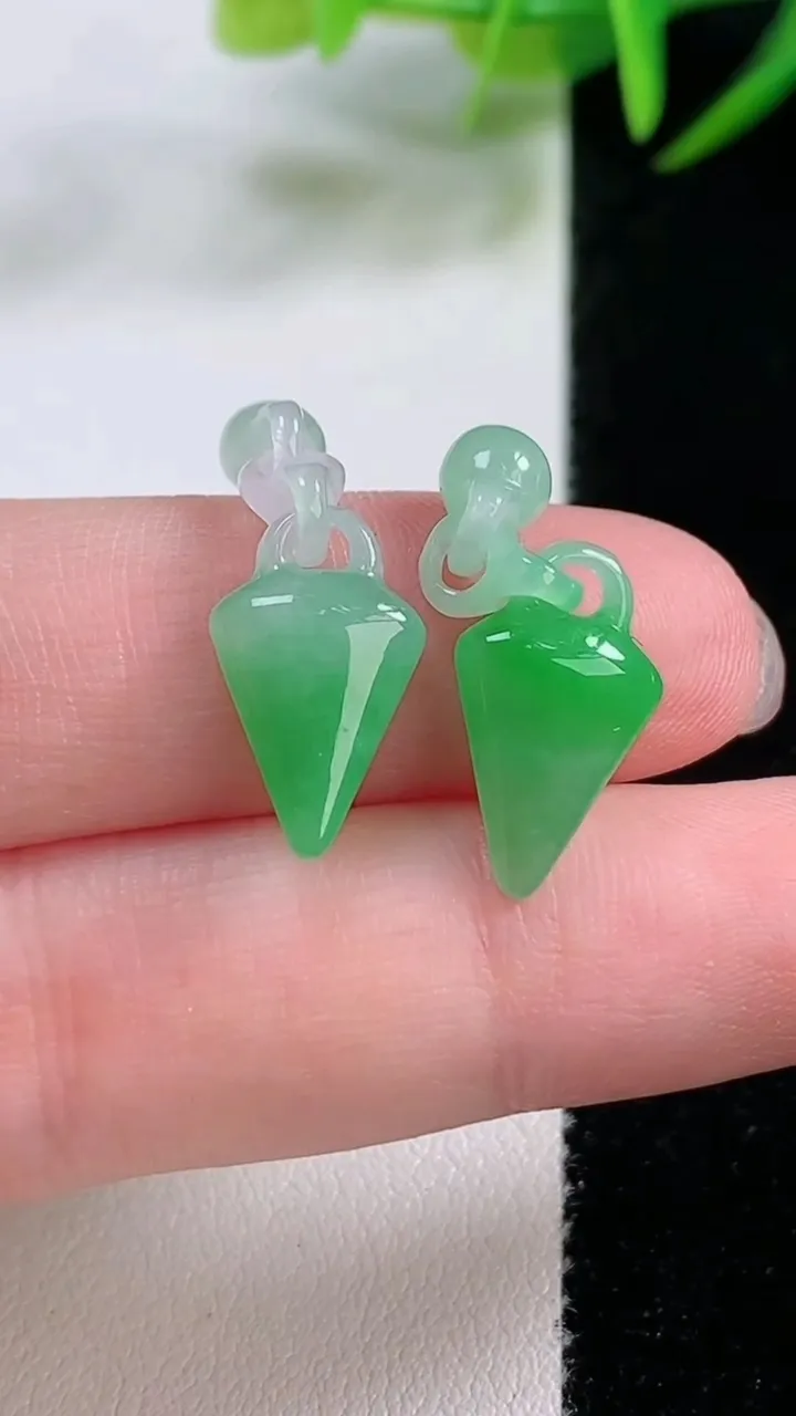 天然A货翡翠水滴吊坠一对，尺寸24-9.6-3.6，重量:2.51g
11月26日