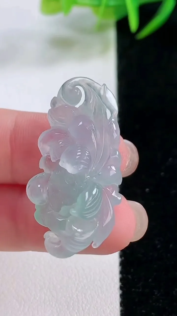 天然A货翡翠和和美美 荷花吊坠，尺寸34.6-16.6-8.3，重量:5.51g
11月26日