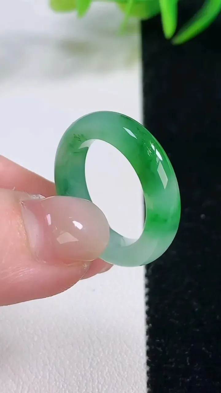 天然A货翡翠指环戒指，尺寸16.6-5-3.6，重量:3.78g2025年11月26日
工厂直销收藏佳品,种好水足，色泽均匀，有种有色，上手高大气！