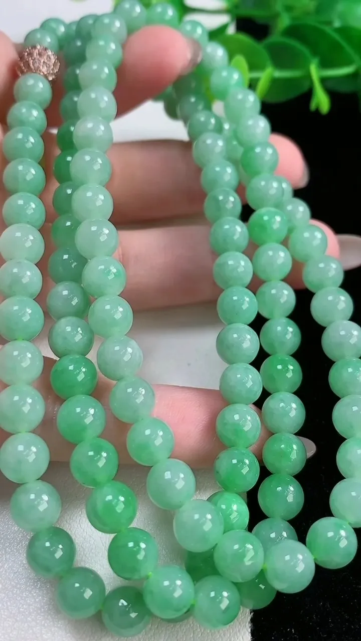 天然A货翡翠圆珠项链，尺寸6.8-108颗，重:59.27g
11月26日