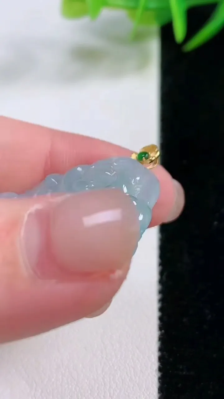 天然A货翡翠种飘花佛公吊坠，尺寸29.8-32.3-5，重量:7.64g
11月26日