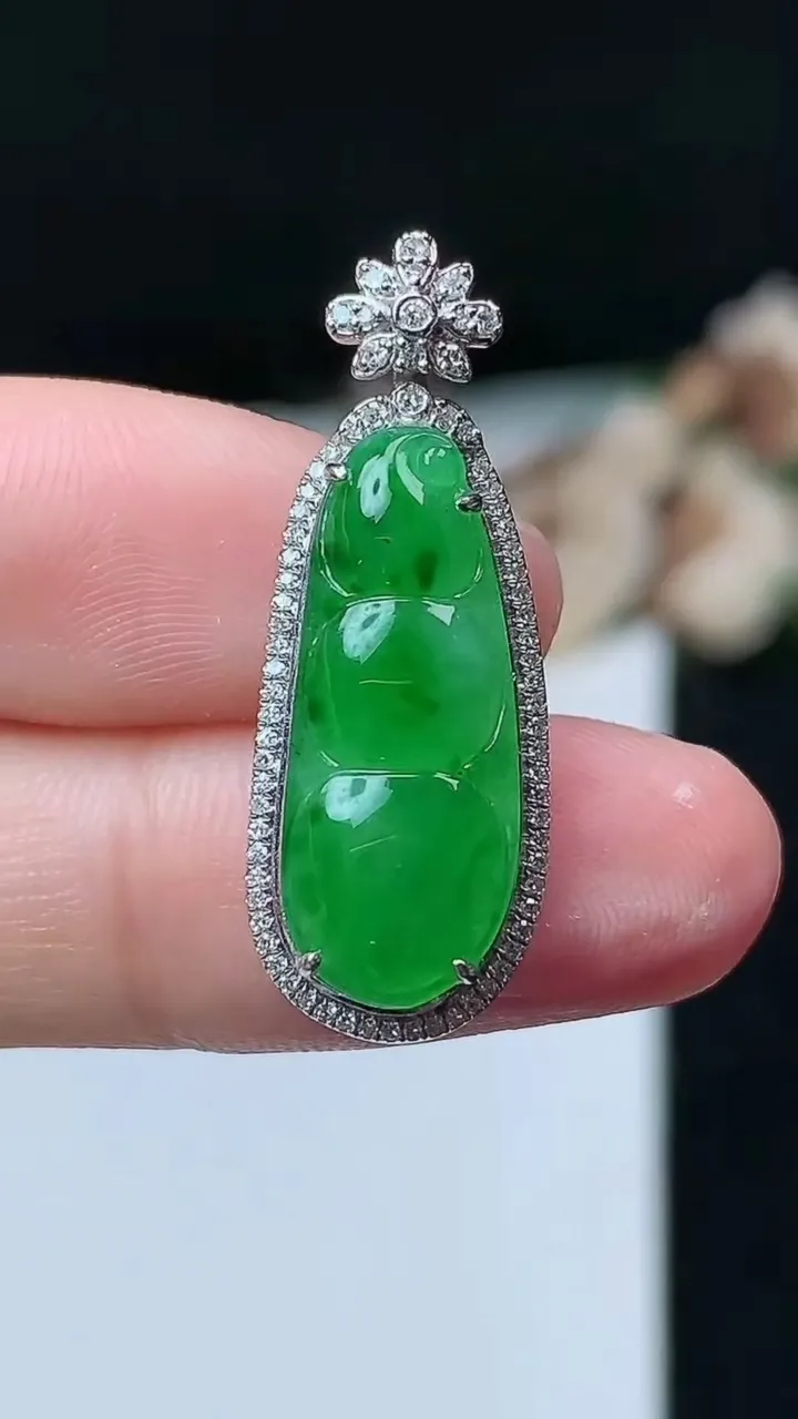 天然A货翡翠福豆吊坠，尺寸29.5-10.8-6.6，裸石20.9-8.5，重量:2.60g
11月26日