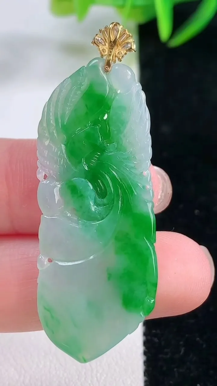 天然A货翡翠凤凰吊坠，尺寸44.4-17.2-3.2，重量:5.96g
11月26日