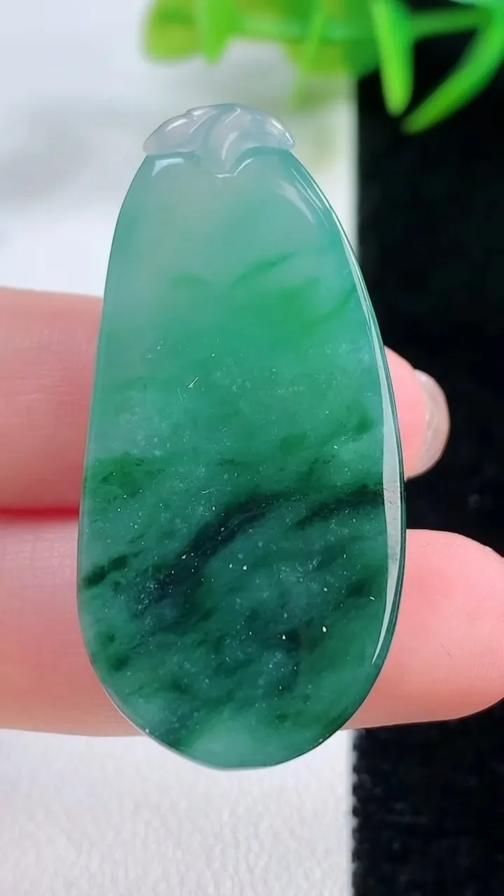 天然A货翡翠福瓜吊坠，尺寸43-20.4-6.6，重量:12.23g
11月26日