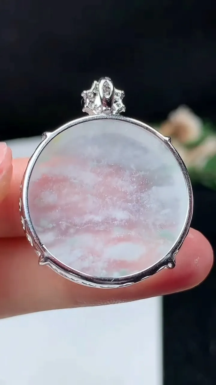 天然A货翡翠无事牌吊坠，尺寸27.8-7.7，重量:9.46g
11月26日