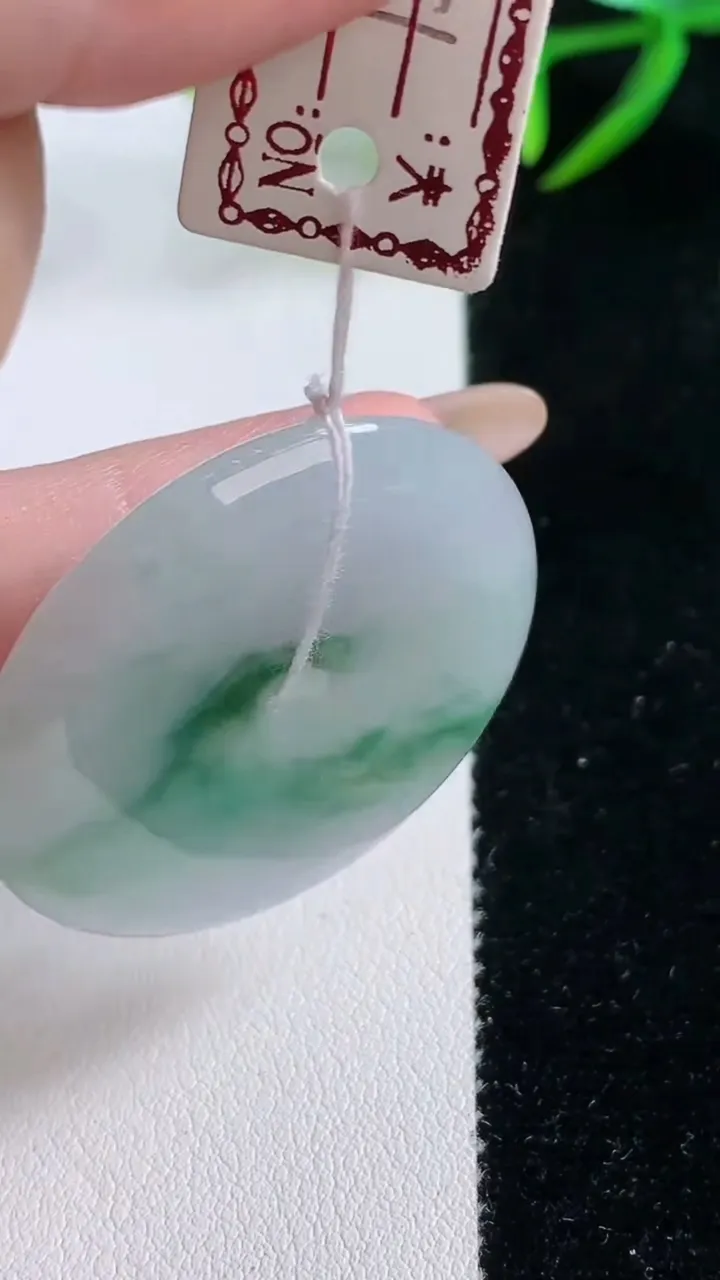 天然A货翡翠飘花平安扣吊坠，尺寸36.8-6，重量:17.82g
11月26日