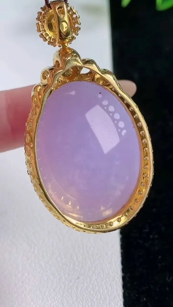 天然A货翡翠18K金紫罗兰蛋面吊坠，尺寸46.5-25.4-16，裸石28.8-22重量:19.67g
11月26日