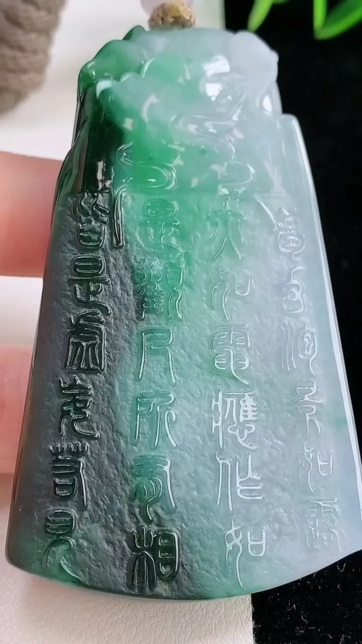 天然A货翡翠今非昔比 蜥蜴吊坠，尺寸71-43-9.3，重量:65.91g
11月26日