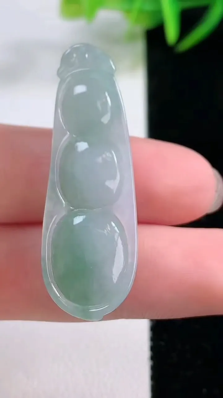 天然A货翡翠福豆吊坠，尺寸41.8-13.7-6，重量:5.94g
11月26日