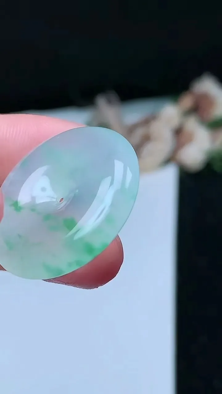 天然A货翡翠平安扣吊坠，尺寸27.7-5.7，重量:9.14g
11月26日