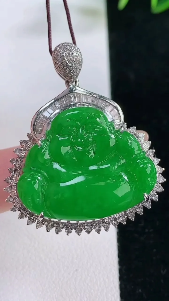 天然A货翡翠佛公吊坠，尺寸39.3-33.6-9.8，裸石22.7-28重量:16.18g
11月26日