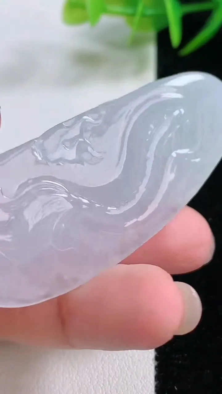 天然A货翡翠龙牌吊坠，尺寸62.3-25.7-10.6，重量:28.15g
11月26日