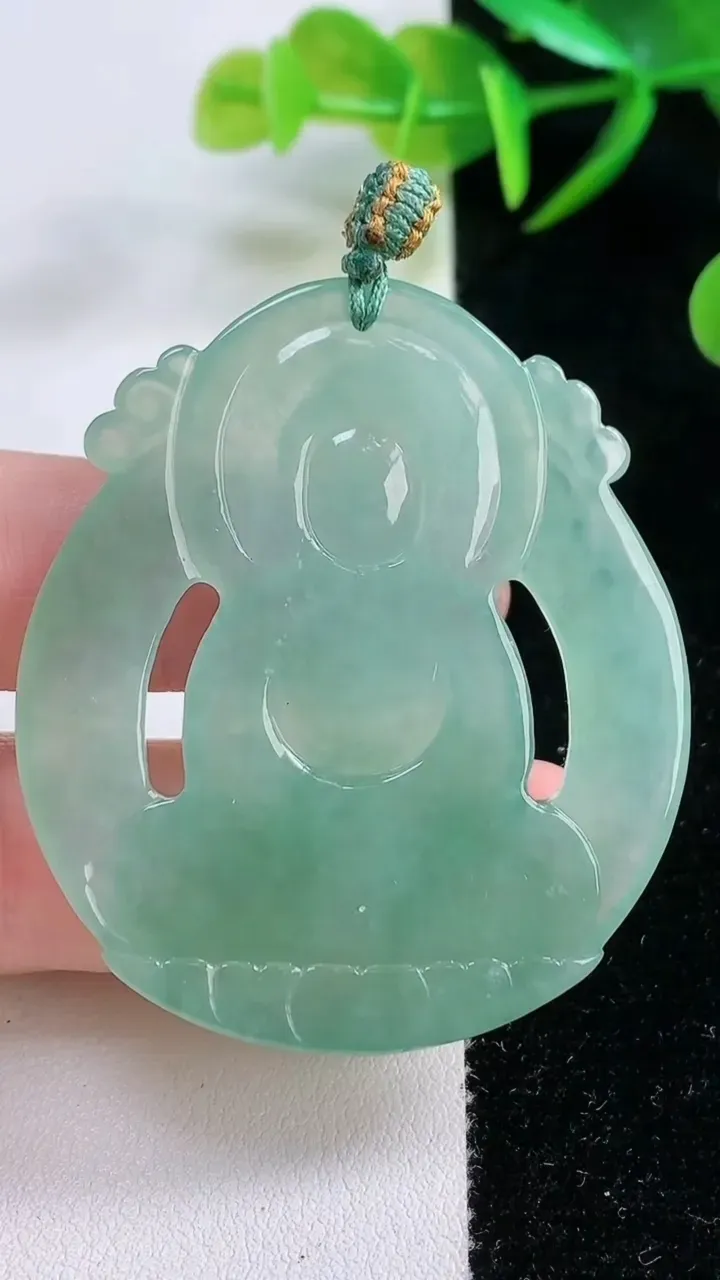 天然A货翡翠大日如来吊坠，尺寸50.2-43.7-5.4，重量:22.76g
11月26日