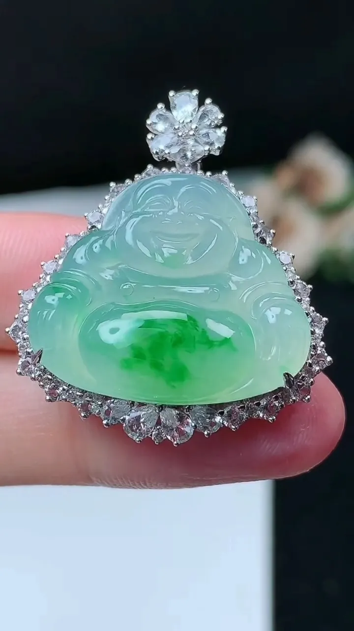 天然A货翡翠佛公吊坠，尺寸33.7-28.9-9.3裸石21-24.5，重量:9.22g
11月26日