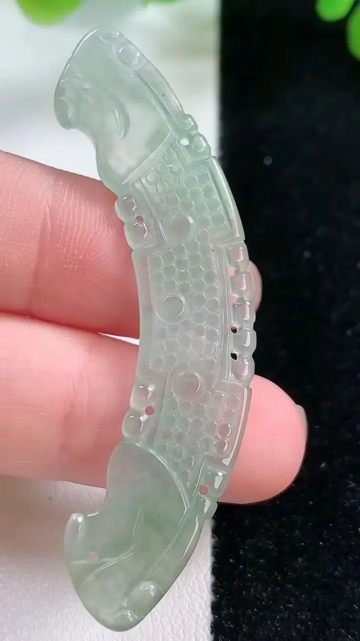 天然A货翡翠如意锁手牌，尺寸58.5-12-2.1，重:3.99g
11月26日