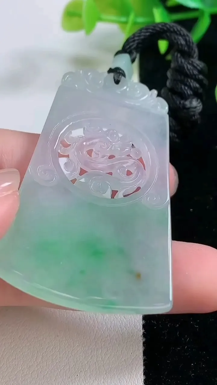 天然A货翡翠复古龙牌吊坠，尺寸55.7-33.6-3.6，重量:18.04g
11月26日