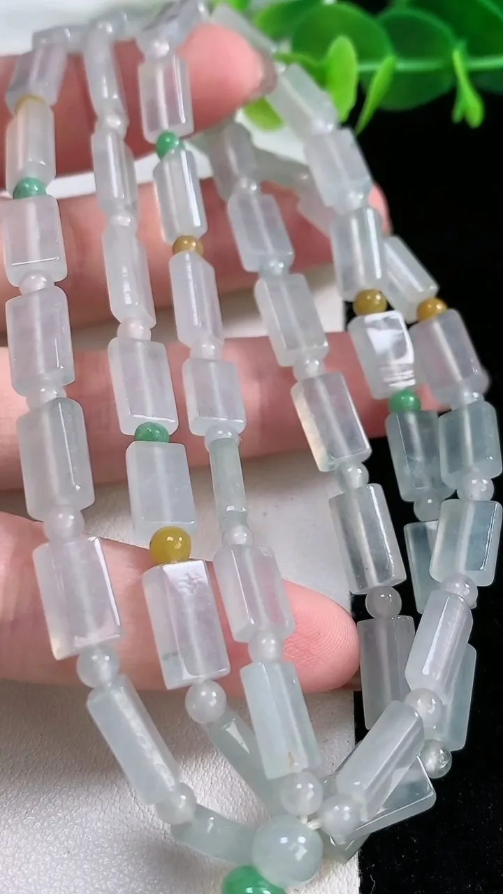 天然A货翡翠种飘花无事牌项链，尺寸10.3-6.2-3.3-53颗，重:37.38g11月26日
工厂直销收藏佳品,种好水足，色泽均匀，有种有色，上手高大气！