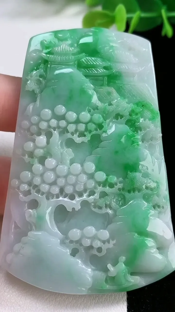 天然A货翡翠山水牌吊坠，尺寸71-43-6.6，重:45.32g
11月26日