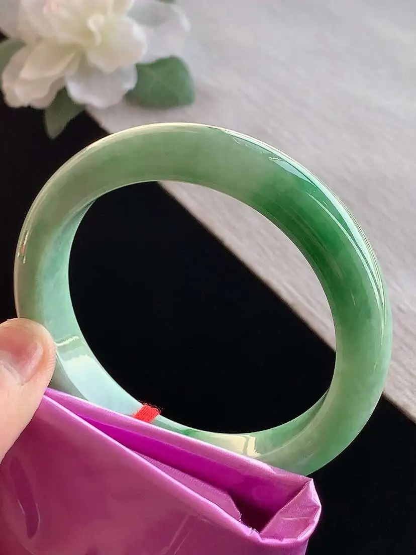 a货翡翠老坑冰润飘绿正装正圈手镯56-57圈口  尺寸56.8×12.6×8.8mm 1125