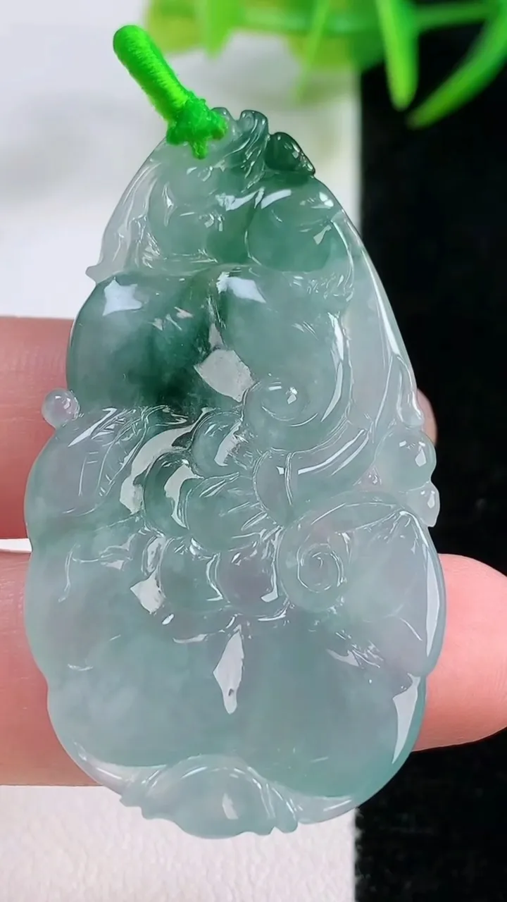 天然A货翡翠冰种飘花如意吊坠，尺寸47.7-26.4-4.2，重量:11.02g
11月26日