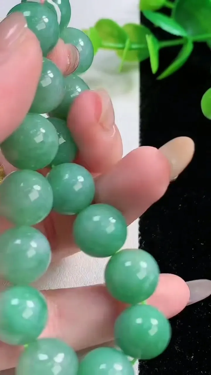 天然A货翡翠圆珠手串，尺寸12.7-16颗，重量:56.38g11月26日
工厂直销收藏佳品,种好水足，色泽均匀，有种有色，上手高大气！