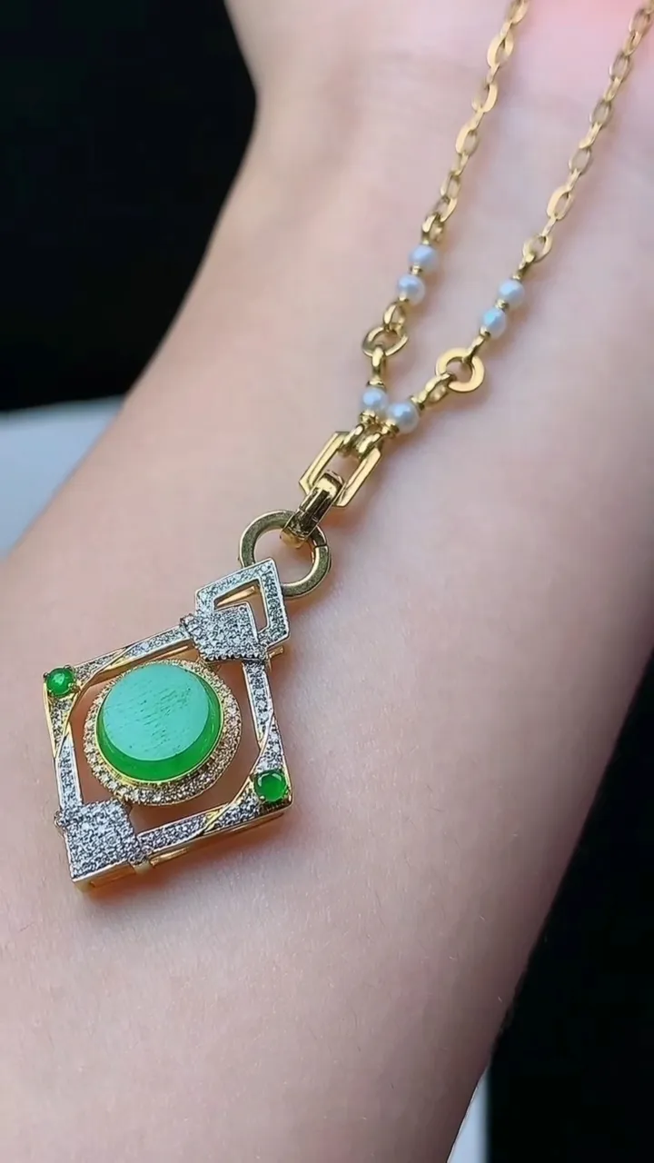 天然A货翡翠无事牌项链，尺寸7.9，重量:7.44g11月26日
工厂直销收藏佳品,种好水足，色泽均匀，有种有色，上手高大气！