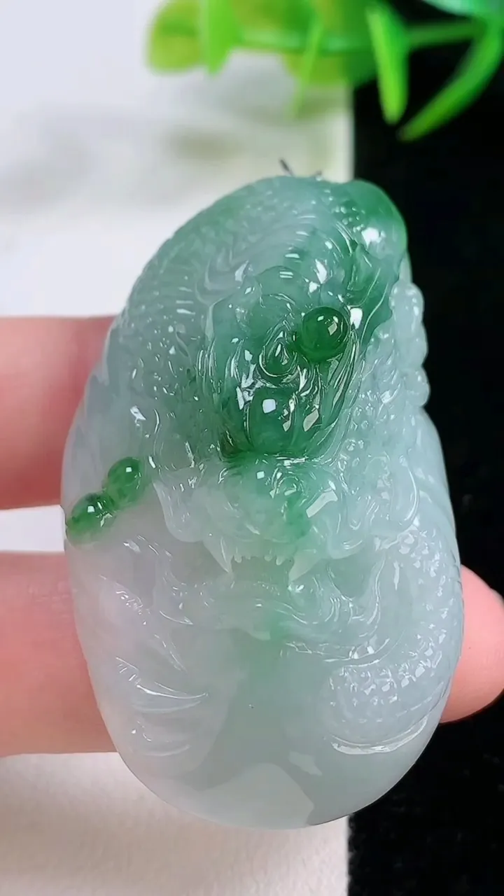 天然A货翡翠龙牌吊坠，尺寸51.3-29.6-18，重量:40.51g
11月26日