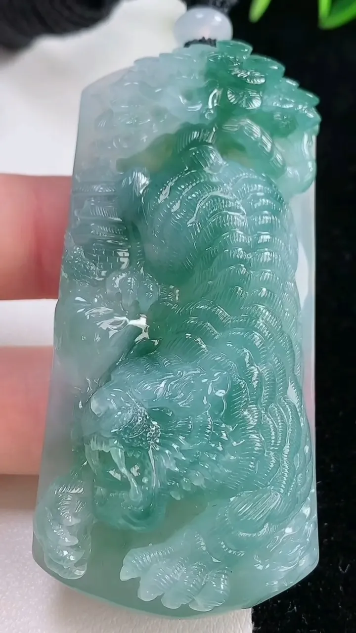 天然A货翡翠种飘花生肖虎吊坠，尺寸66.5-32-12.5，重量:57.92g
11月26日