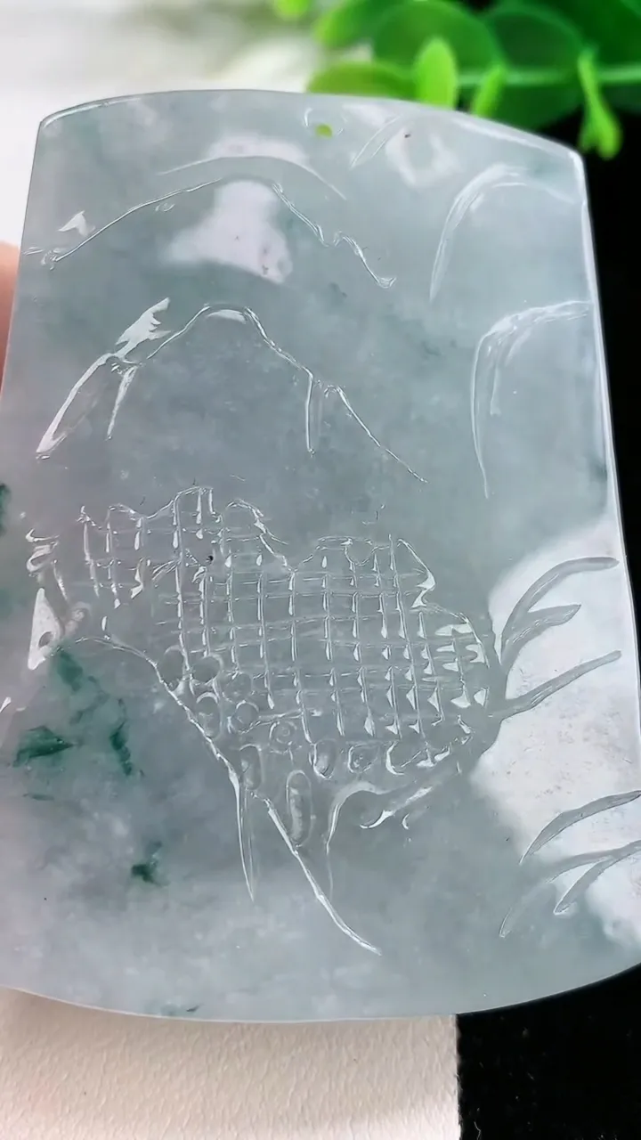 天然A货翡翠牌吊坠，尺寸64-49-14，重:94.81g
11月26日