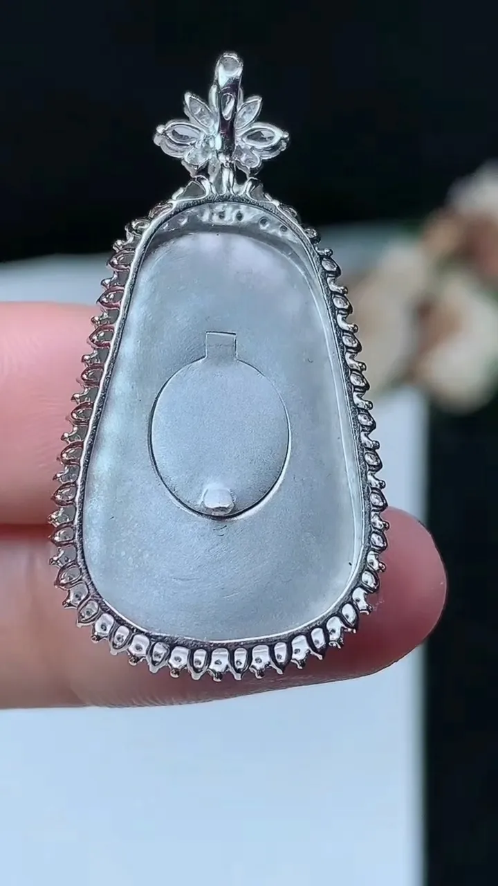 天然A货翡翠如意吊坠，尺寸36.9-19.4-7.4，裸石25.4-15.9，重量:5.32g
11月26日