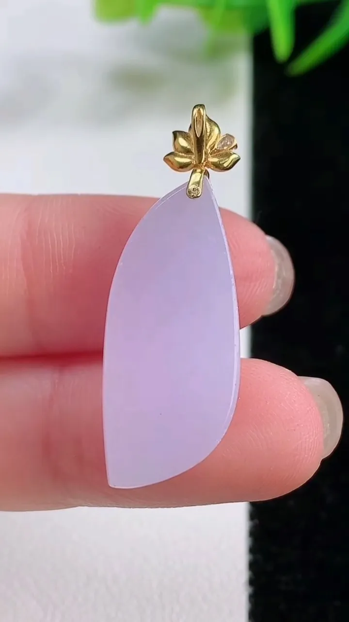 天然A货翡翠18K金紫罗兰随形吊坠，尺寸26.8-12.3-6.6，重量:4.86g
11月26日