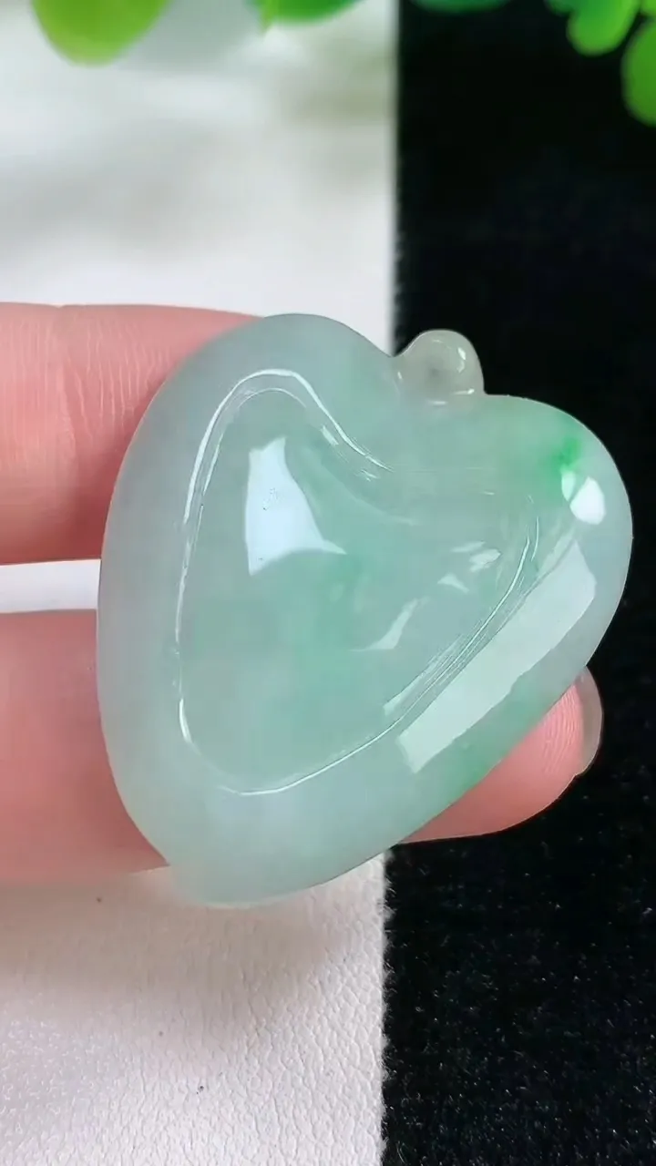 天然A货翡翠心形吊坠，尺寸36-29-5，重:9.04g
11月26日