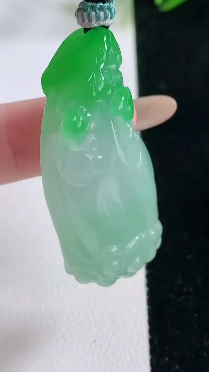 天然A货翡翠莲蓬吊坠，尺寸43.8-21-9.6，重量:21.48g
11月26日