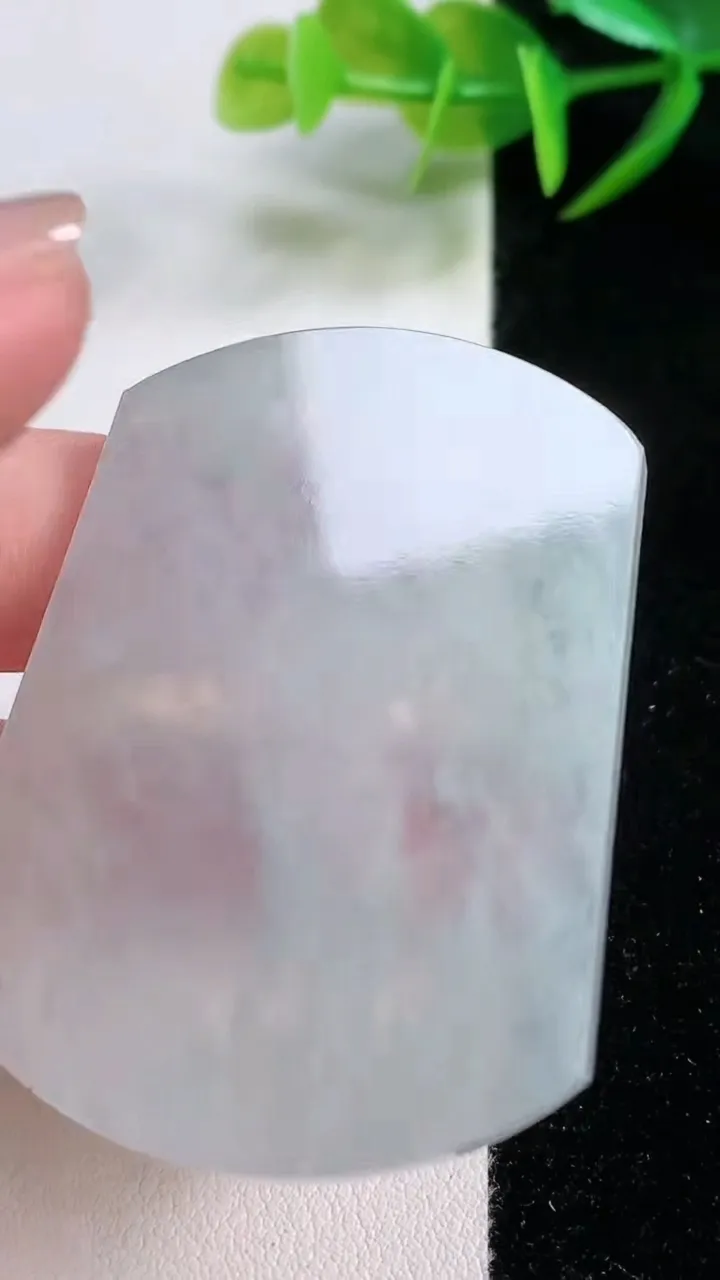 天然A货翡翠无事牌镶嵌件，尺寸52-39-3.6，重量:22.20g
11月26日