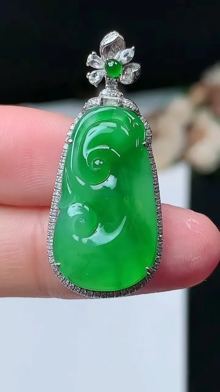 天然A货翡翠如意吊坠，尺寸34.4-15-5.9，裸石23.3-13，重量:4.22g
11月26日