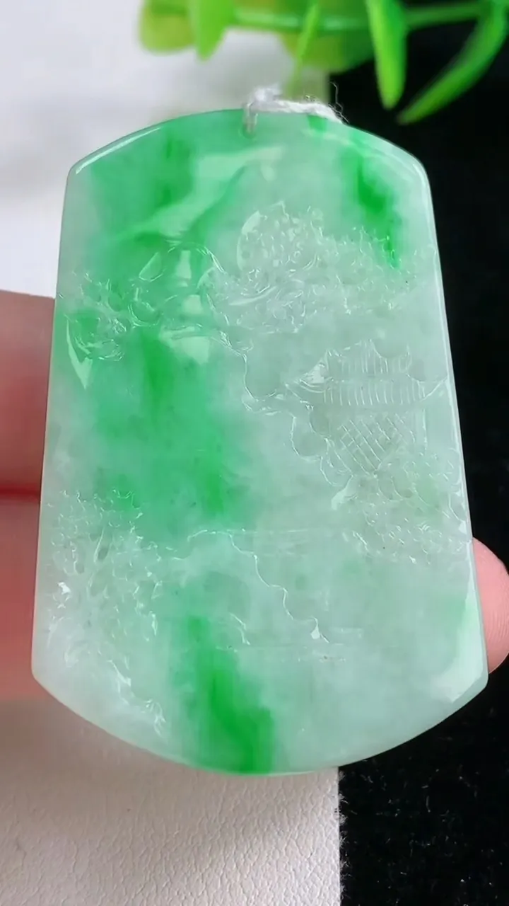 天然A货翡翠山水牌吊坠，尺寸51.8-33.3-5.6，重量:21.71g
11月26日