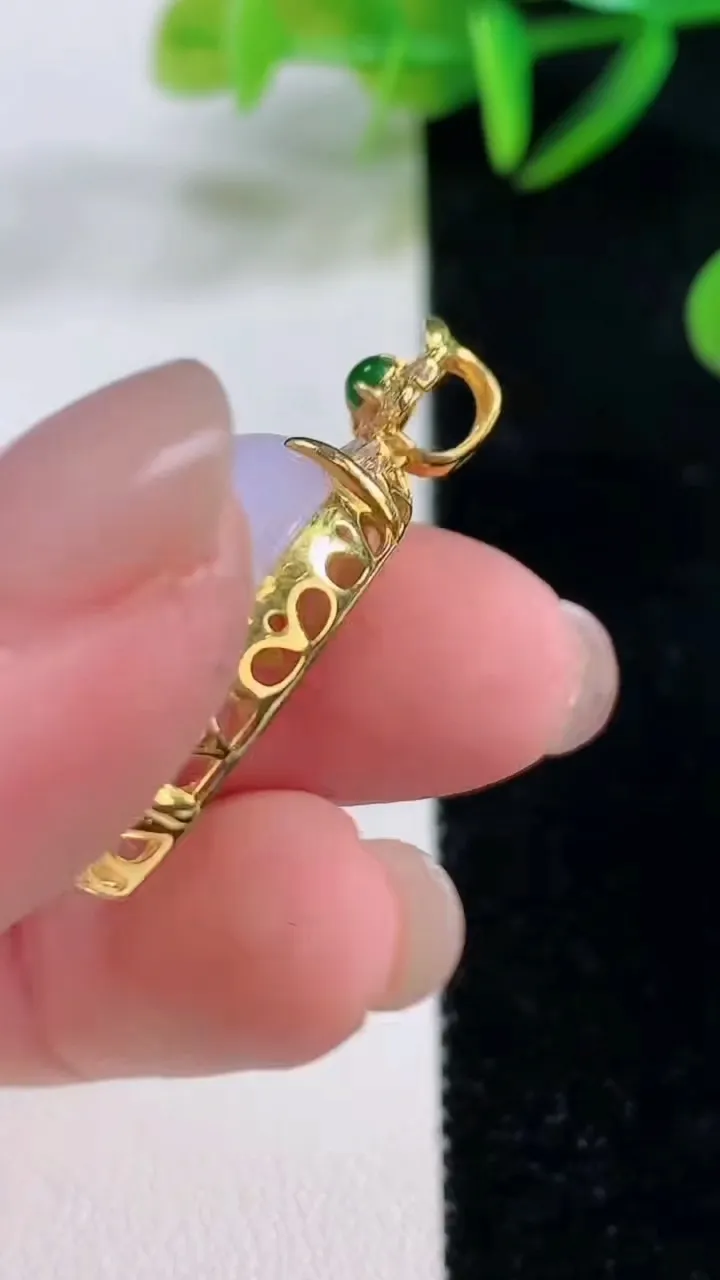 天然A货翡翠18K金紫罗兰蛋面吊坠，尺寸32.5-22-18.8-11.5重量:6.40g
11月26日