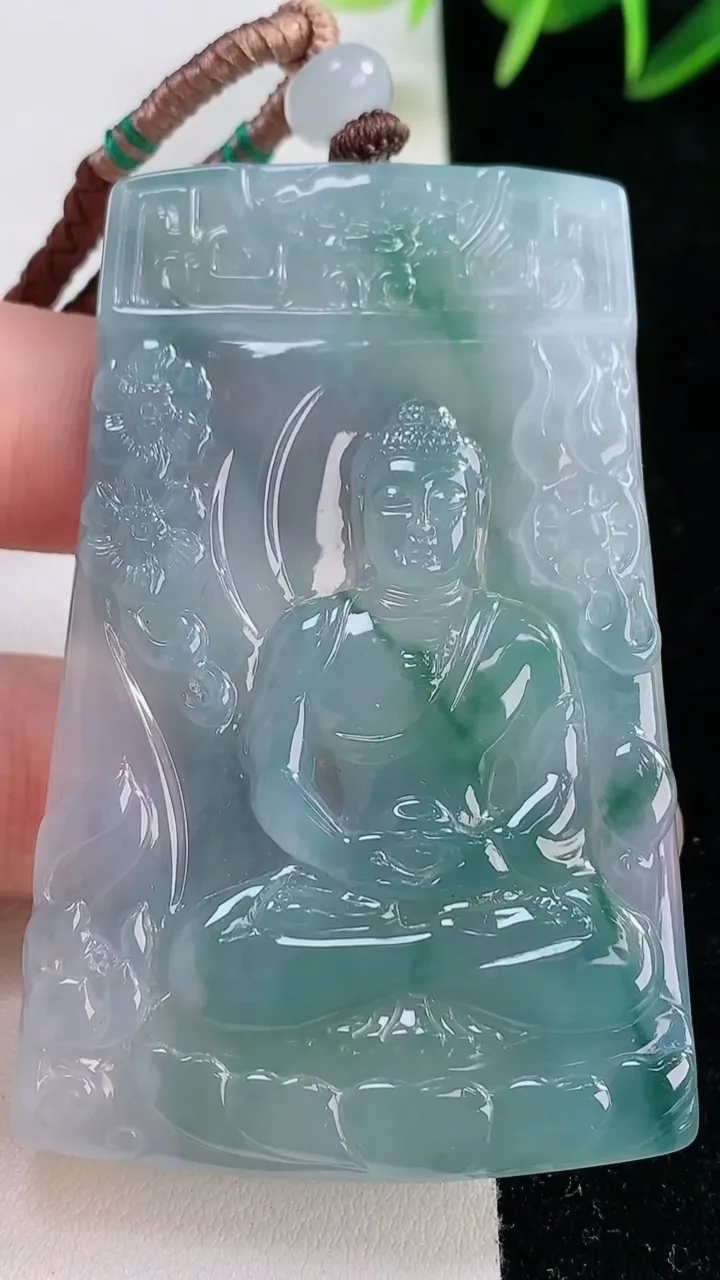 天然A货翡翠种飘花大日如来吊坠，尺寸63.6-40-5.1，重量:41.98g
11月26日